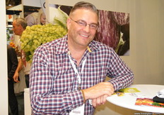 Gordon Robertson, vicepresidente sénior de ventas y marketing de Sun World (EE. UU.). Las uvas de marca, de sabor, calibre y aspecto superiores, están disponibles en la variedad negra MIDNIGHT BEAUTY®, ADORA SEEDLESS® y STARLETTA SEEDLESS®, la variedad roja SCARLOTTA SEEDLESS® y SONERA SEEDLESS®, y la variedad SUPERIOR SEEDLESS® y AUTUMNCRISP®.