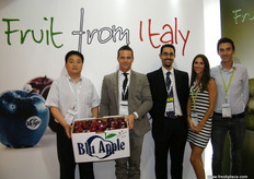 Nicola Detomi (segundo), de European Fruit Group Italy, con un cliente y otros exportadores.