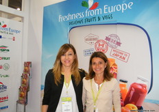Simona Rubbi y Bianca Bonifacion, del Centro Servizi Ortofrutticoli (Italia), ayudaron a organizar la delegación italiana.