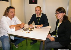 Alessio Chiabrando, de Aurum Fruit (en el centro), y Sonia Forgia (derecha) con un cliente en el estand de Sanifrutta.
