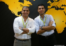 Akin acaba de casarse y la empresa Aksun ha contratado a Yigit Aslan, que acaba de prometerse. ¡Enhorabuena!