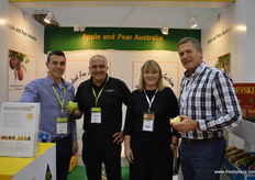Johnny Radevski, Chris Georgopoulos, Olivia Tait y John Dollison en el estand de Apple and Pear Australia.