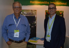 Bill Hatton y Alistair Brown, de Nutrafruit. La compañía ha desarrollado una bebida especial, QG Nectar elaborado con la ciruela Queen Garnet.