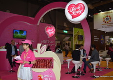 De rosa en el estand de Pink Lady.