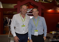 Heath Wilkins y Patrick Meikle en el estand de Golden Bay Fruit.