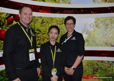 Mark Pay, Milli Wong y Karen Morrish en el espectacular estand der Mr Apples.