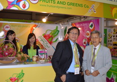 Dao Thu Trang, de AHK, y Nguyen Van Ky, de la Asociación de Frutas y Hortalizas de Vietnam.