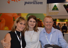 Nadia, Jenna y Barrie Mackay celebrando setenta años de cultivo de bananas en Australia. Se acercaron al pabellón de Holanda para charlar.