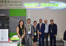 Gai Wei, Jean Christophe Couzin, Sophie Betts, Fabrice Blanc, Trevor McManus y Zhang Yongsheng en el estand de Maf Roda.