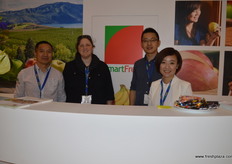 Xisheng Sun, Hannah James, Dai Yue y Angela Jang en el estand de SmartFresh.