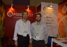 Adrianns du Toit y Matteo Cesari en el estand de Food Invest.