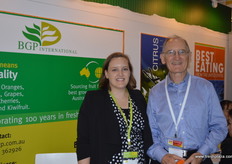 Prudence y Neil Barker, en el estand de BGP International.