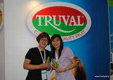 Woon Yoke Ling (Zenxin organic) y Angela Zhang (Foodcareplus) en el estand de BFV, Belgian Fruit Auction.