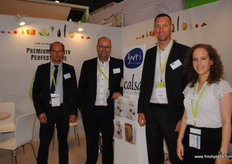 Piet Verbrugghe y Jeroen Buyck (Calsa), Jurgen Duthoo (Bart's Potato Company) y Leen Leus (Vlam). Todas las compañías belgas reunidas en este estand.