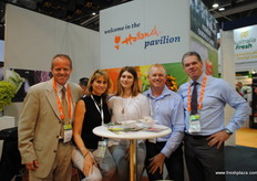 Leon Hooghart y Jan van Kessel, de BG Door. En el centro, los propietarios de Mackays Australia.