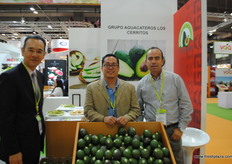 Saúl Medina Villanueva y Moisés Barbeyto Villarreal, de GLC Avocados Mexico, con Saúl Zambrano Barajas, vicecónsul general.