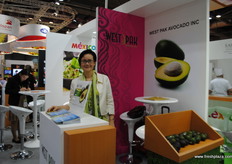 Laura Zhang, de West Park Avocado Inc., ha ayudado en la feria como intérprete.