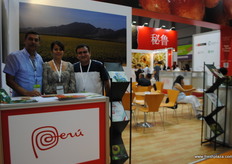 Gabriel Madrid Orue (Municipalidad de Tambogrande) con María Leyua y Bruno Fossa Villarreal, de Don Limón, Perú.