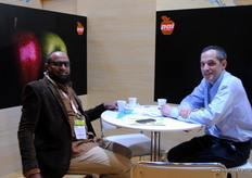 Daniel Saint Martin, de PAI Argentina, conversando con un visitante.