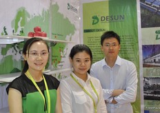 Summer Hu y Joan, de Tianshui Desun Fruits & Vegetables Import & Export Co., Ltd., junto con Tonny King, de Blue Ocean Bright Star International Logistics Co., Ltd. (BOBS). Desun produce y exporta manzanas a los países del Sudeste Asiático, como Sri Lanka e Indonesia, e importa exóticos de Tailandia.