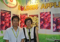 El equipo de ventas de Dalian Golden Apple Co., Ltd. con Gary Zhang y Alice Deng. La compañía exporta manzanas a Tailandia, Malasia, Singapur, Rusia, Corea y Australia. Está planeando comenzar a importar desde Sudáfrica, Nueva Zelanda y Francia.