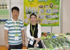 Fu Jian Ning De Yong Jia Trade Co., Ltd. Produce hortalizas de hoja y setas de especialidad.Lin Zheng Sun y Ye Ruoxi (Lucy) presentan su estand repleto.