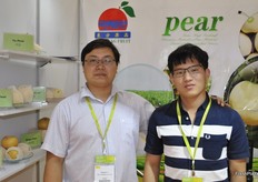 Li Mengchi, gerente del departamento de comercio internacional, y Guo ZhongTao representaron a Botou Dongfang Fruit Co., Ltd. en Hong Kong. Dongfang produce y exporta peras.