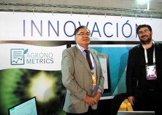 También Agronometrics era parte de este pabellón. Cristian Crespo y Gerardo Espinoza.