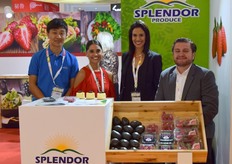 Mónica Bratuti, de Turners Global Marketing; Minerva Mares Fernández y Mario Alejandro Andrade Cárdenas, de Splendor Produce. Se trata de una compañía mexicana dedicada a la producción y exportación de aguacates y “berries”