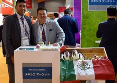 WaiLan y Eugenio López, de Mexico Market. Venden rábano sandía.