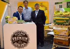 Hugo Galarza y sus compañeros de Premium Banana, compañía ecuatoriana que produce y exporta bananas Cavendish.