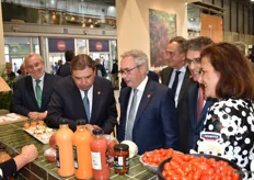 El Ministro de Agricultura, Pesca y Alimentación Luis Planas, visitando el stand de Bonnysa y sus novedades de 5ª gama, como el guacamole elaborado con brócoli.