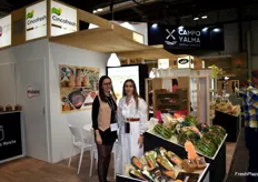 Cecília Fernández e Irene Martínez, en el stand de la empresa manchega Cincofresh, que expuso por primer año en Fruit Attraction.