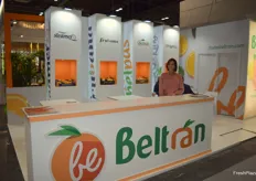 Ana Beltrán en el stand de Frutas Beltrán