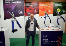 Ramón Manzana llevó a Berlín las tijeras de recolección para cítricos, ajos, kaki, manzana y aguacates