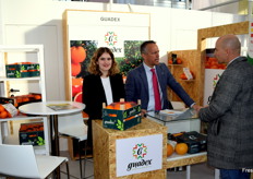Luisa y Oliver en el stand de Guadex