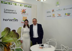 En el stand de Agroter, María Huertas Martínez, responsable del departamento de calidad, y Antonio García, director de Operaciones