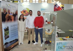 M.ª Teresa, Emilio y Jesús Moreno, de Biomova, que ha llevado a la feria su zumo de granada 100%, sin azúcares añadidos. “Granada y nada más”, dice Jesús. “Cada bote de 250 ml contiene 1 kg de fruta”.