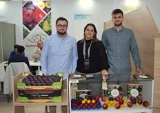 Saúl, Graciela y Samuel, en el stand de la empresa especializada en fruta de hueso Garrosa Fruits