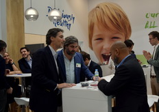 Nicolás Moller, presidente de Hortifrut, junto a Borja Urigüen, new business developer EMEA, y Gustavo Salinas, COO de la compañía