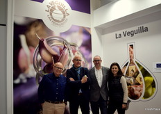 Stand de Ajos La Veguilla. Vicente Monge, junto a Adolfo Mesas, sostiene en su mano una cabeza de ajo envasada en exclusiva en un formato unidad para el mercado japonés