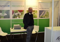 David Furphy, de la empresa productora de clips para tomateras A Raymond Tecniacero