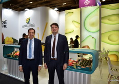 José Antonio Alconchel padre e hijo en el stand de Alcoaxarquía, grupo productor y comercializador de frutas subtropicales y cítricos bio y convencionales con sede en Málaga y filiales en Valencia y Perú.