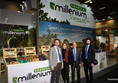Swan Julien, Marta Gallardo, Francisco Lorenzo y José María Pascual en el stand de Tropical Millenium.