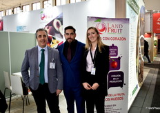 Emiliano Andrade, Lucía Vázquez y Henrique Belani en el stand de Land Fruit, productores de fruta de hueso de Badajoz.
