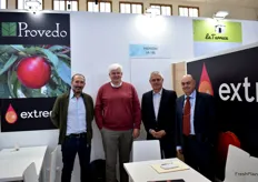Javier Provedo, a la derecha, con Luis Aliseda, en el centro, de Viveros Provedo, junto a sus representantes de ventas en Chile.