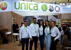 Parte del equipo de varios departamentos de Unica, que presentó nuevos snacks para dipear con sticks de pimiento y salsa de humus, minipepinos y salsa tsatsiki, frutos rojos así como nuevas especialidades de tomate.