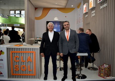 Vicente y César Claramonte, en el stand de Clasol, planificando la próxima campaña de fruta de hueso.