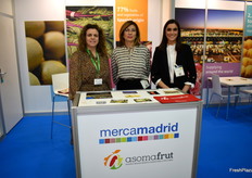 Yolanda Román, Lola Román y Paloma Díaz del Río, en el stand de Mercamadrid.