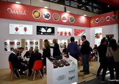Stand de Masiá Ciscar y EMCO CAL, exponiendo sus propias variedades de fresa.